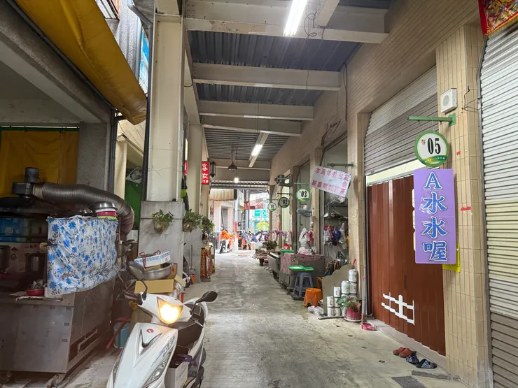 第一市場是室內市場，機車有停車位