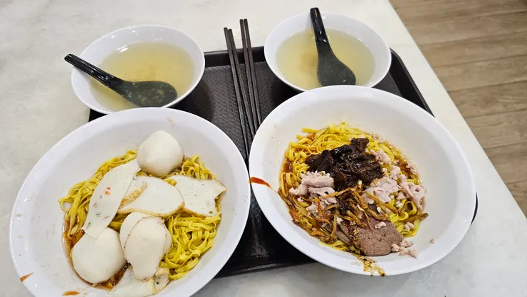 右邊是香菇肉脞麵!左邊是魚圓麵!點乾麵都會附熱湯!