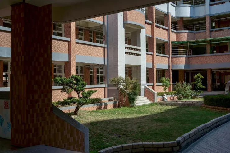 學校是一個具有封閉性的工作場域,在教育職場上的層級與位階,經常迫使代理教師需要承擔更多的工作責任(非文中所指學校)。(攝影/張妤瑄)