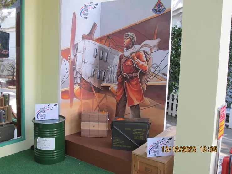 我還是想讓大家多看些 Red Cross Fair的照片。這是空軍攤位的門口。