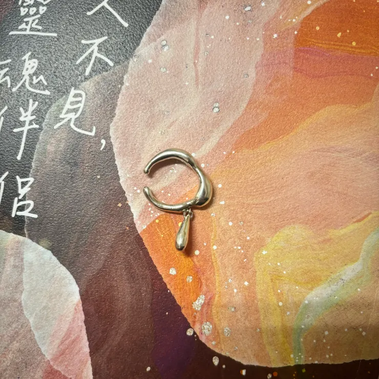 就像我的耳骨夾一樣，設計概念是水，卻因凝固出美麗的形狀，讓我擁有了它。｜2025.03.07拍攝