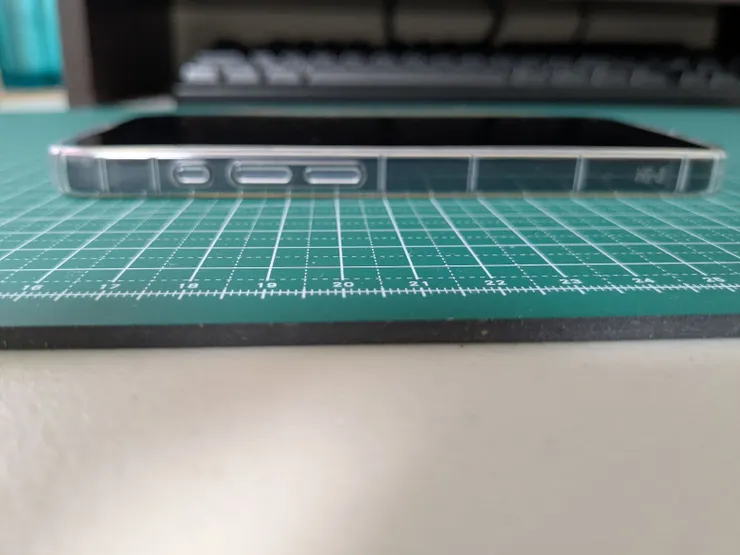 裝上保護殼後鏡頭就貼平了