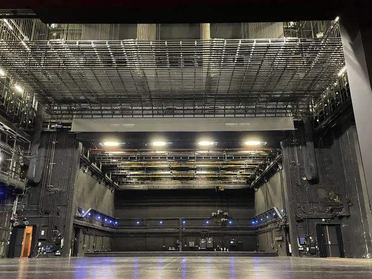 台灣國家兩廳院的後台，大了很多點⋯⋯（設備看上去先進許多）