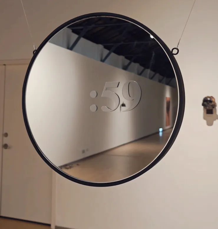 23:59與00:00只是人類劃出的刻度。 時間本身或許沒有開始與結束，只有持續的流動。