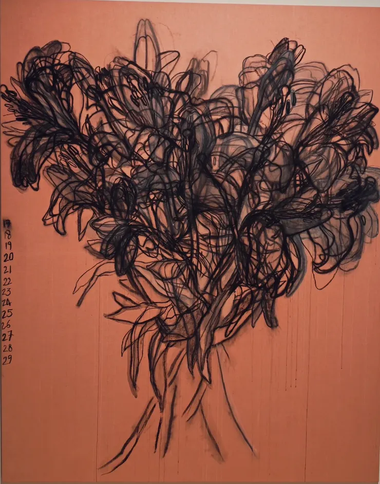 Joan Pomero每天描繪同一朵花，記錄它從綻放到枯萎的過程。 透過重複的描繪，將生命轉化為可視的時間。