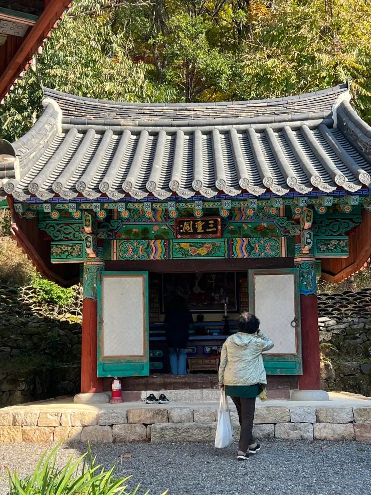 裡頭供奉的是山神