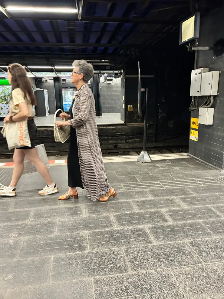 穿搭簡潔優雅的熟齡女性