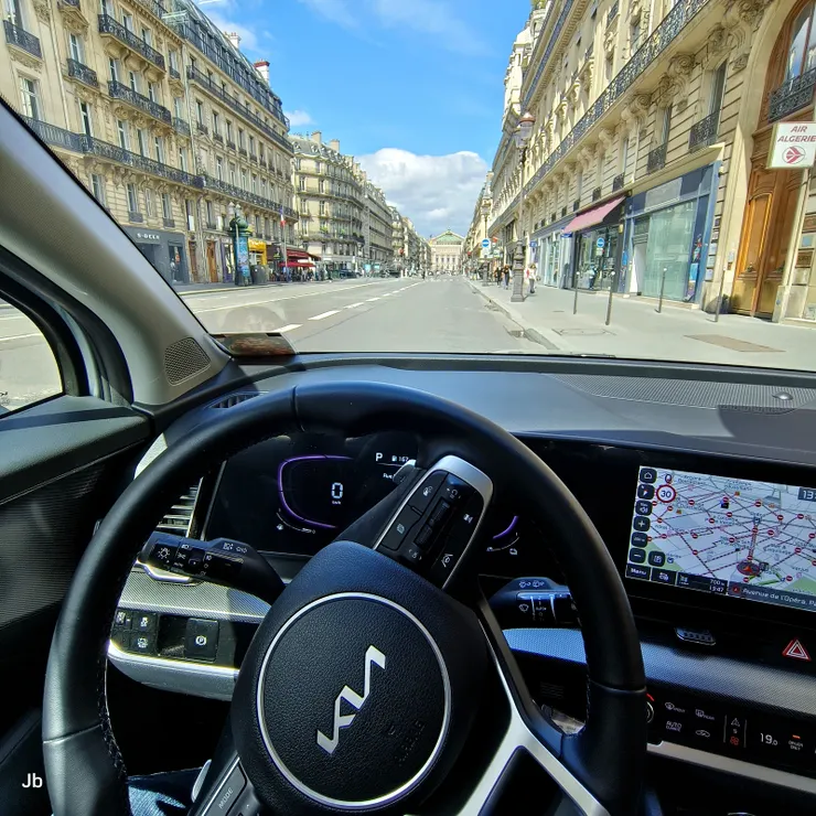 【巴黎初自駕卻強碰馬拉松管制 歌劇院大道旁忐忑臨停買東西！怡青和女兒下車到韓國超市買東西，我車停路邊等候，不見有其他車停，應該有違規吧！或許警察都去忙馬拉松交管了，没人理我。】