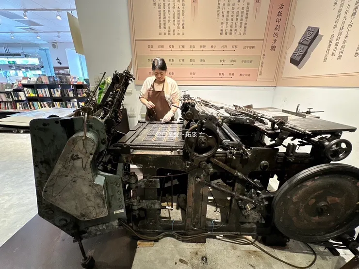 印刷老師 Sindy正將孩子們排好得鉛字版排好準備印刷。