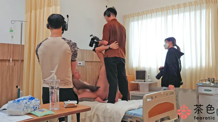 第一人稱影片的拍攝過程中，攝影師有時還要成為男優的「依靠」；左邊放的是成人片場常見的衛生紙與水性潤滑液