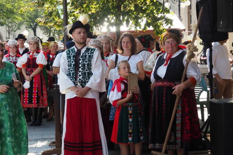 卡洛塔列的男生服裝也好漂亮