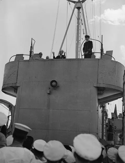 希臘總理喬治斯·帕潘德里歐向加拿大海軍大衛王子號艦員發表講話