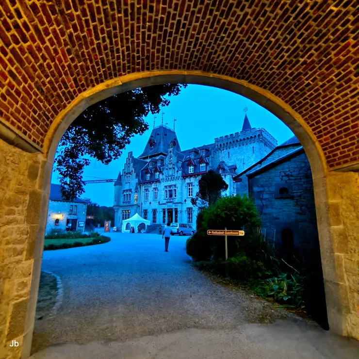 【城堡側邊有座小城門，車輛出入都經由這裡。】