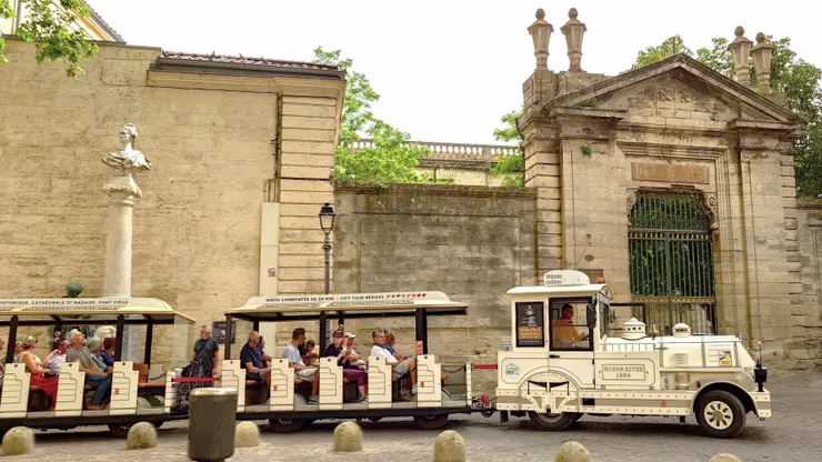 50 分鐘看遍貝濟耶知名景點的小火車。