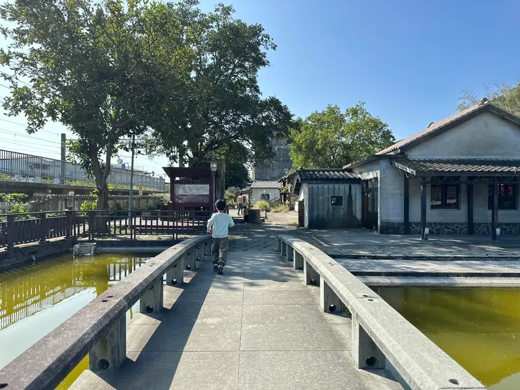 園區共有兩棟木造建築，過橋的另一棟比較小間的是副站長宿舍