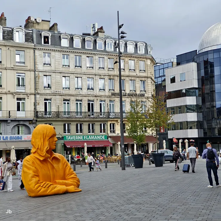 【法蘭德斯車站前名為羅米(Romy)的雕像，是當地藝術家Xavier Veilhan 的作品，模特兒也是在當地工作的女性，主題據說是希望女性在社會中發揮更積極的作用。】