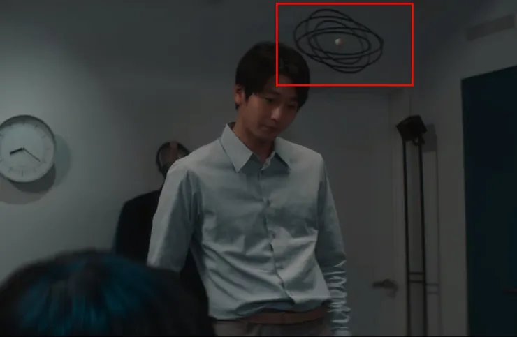 小綴房裡的太陽系吊飾。來源：NETFLIX