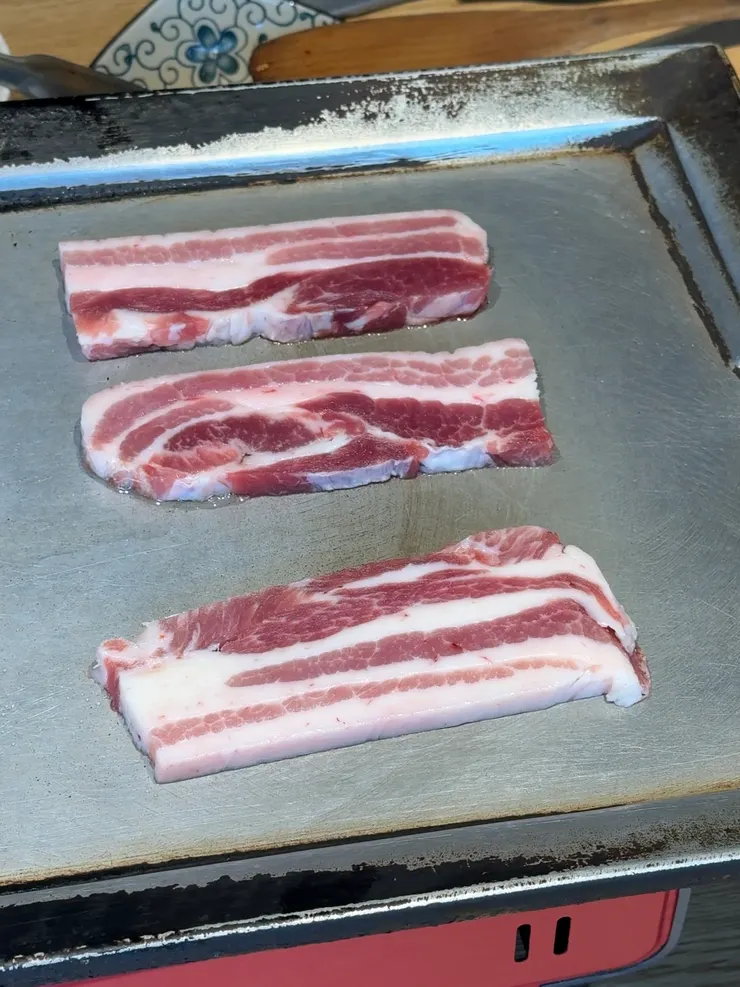 豬五花烤到兩邊焦脆是最好吃的