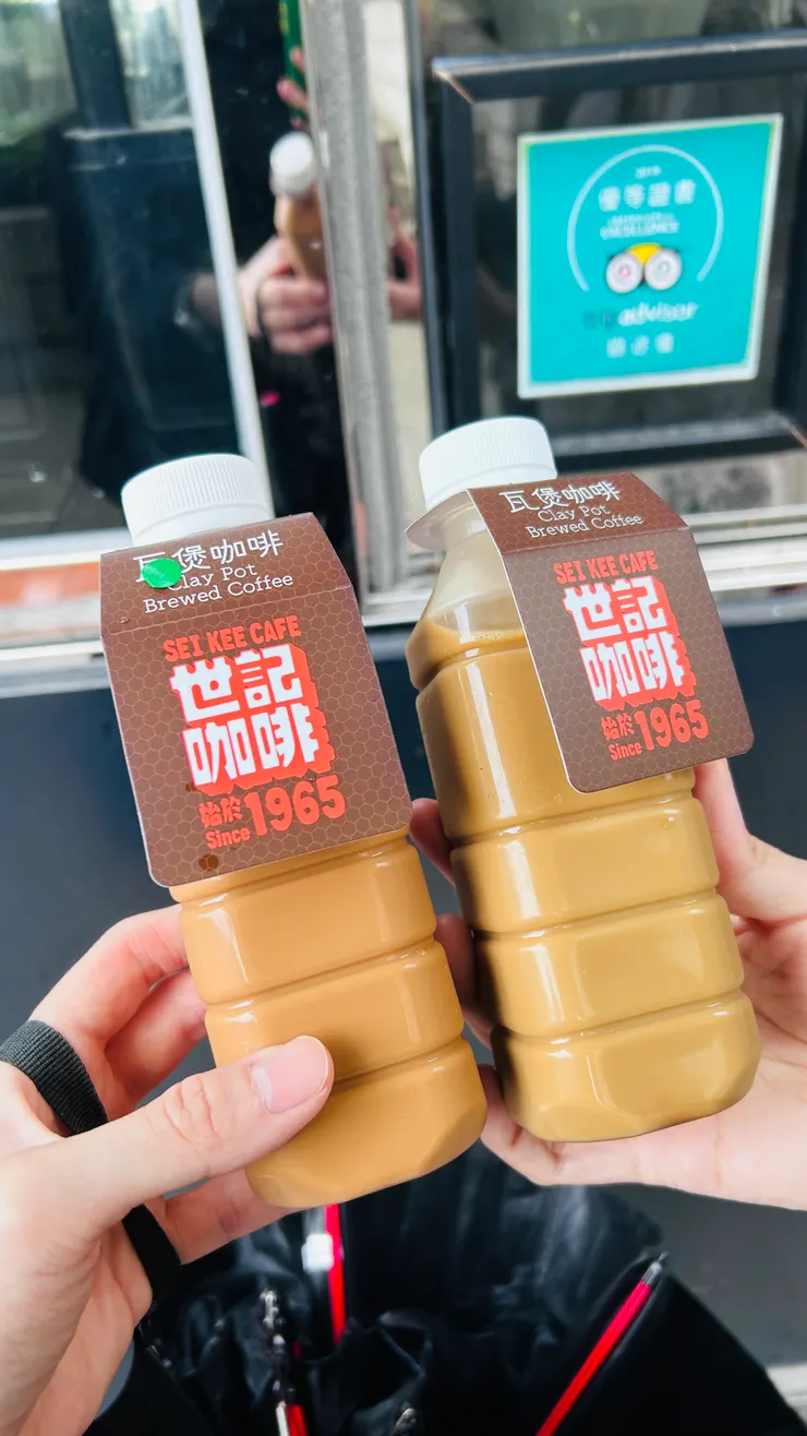 兩瓶小小的奶茶