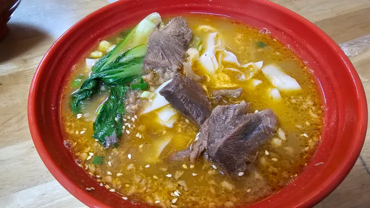 晚餐在桃園中壢平鎮吃鄉味米干店!這是紅燒牛肉口味的超好吃米干!