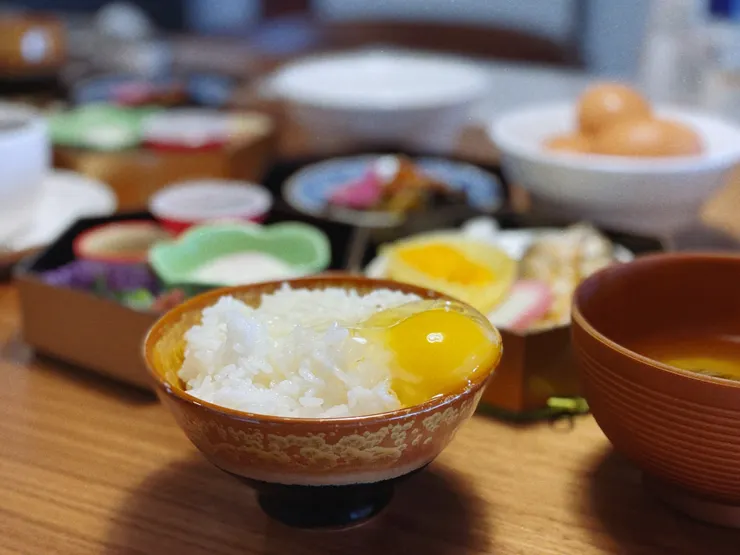 ▲日本人傳統都會喜歡用生雞蛋伴飯做早餐，還有納豆。