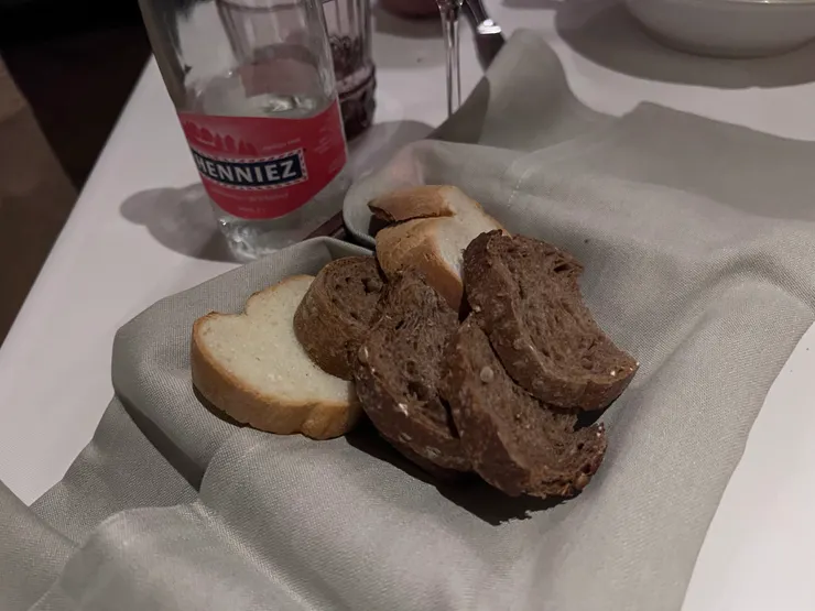 麵包有嚼勁卻不死硬，好吃