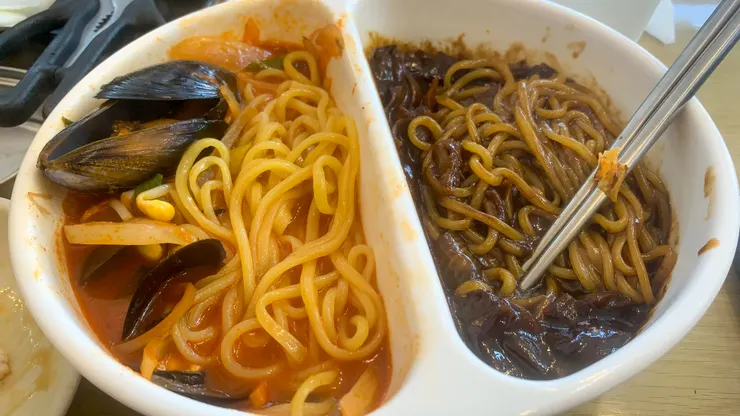 口味對半的炒碼麵，是來到太宗台的經典美食。