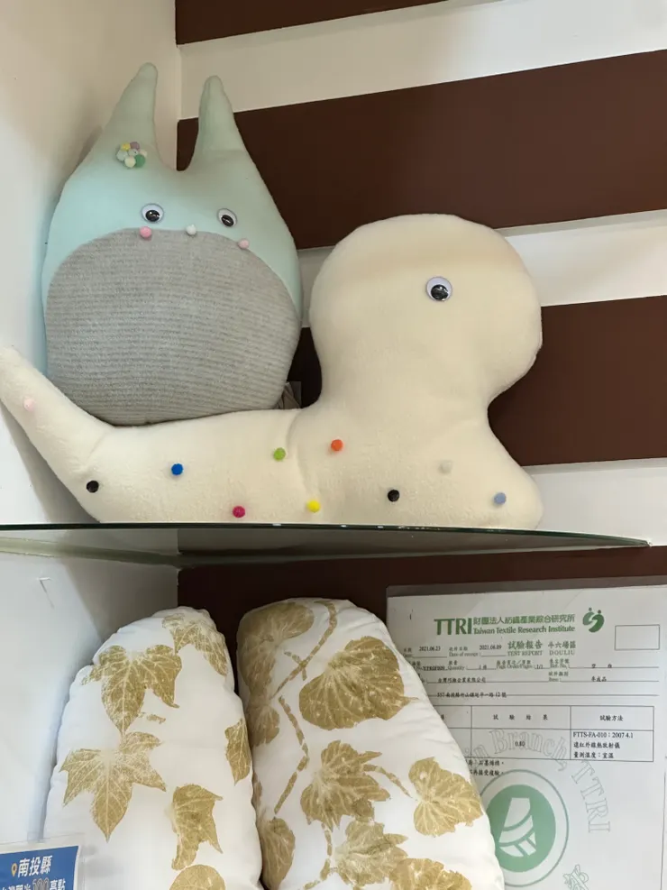 販售區櫃檯有抱枕樣品，選好喜歡的樣式就可以到樓下教室大展身手囉！