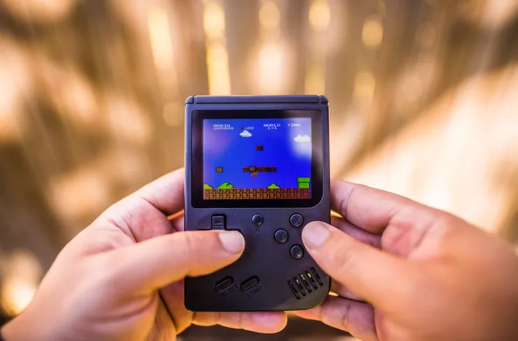 在超級瑪利歐中，需要注意突來的攻擊