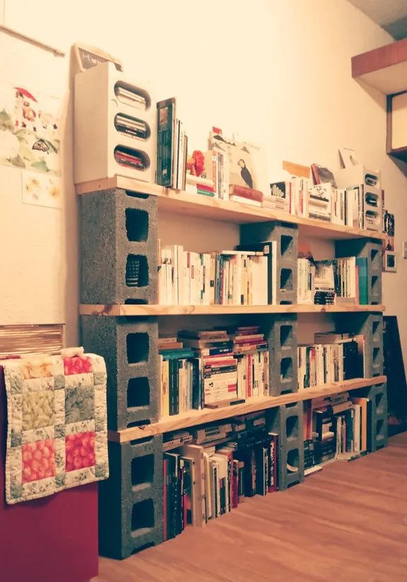 水泥空心磚書牆。Ms Rio攝影。