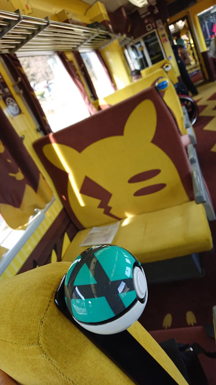 座椅扶手是各色寶貝球  -Copyright © 2023 區間車J個旅人