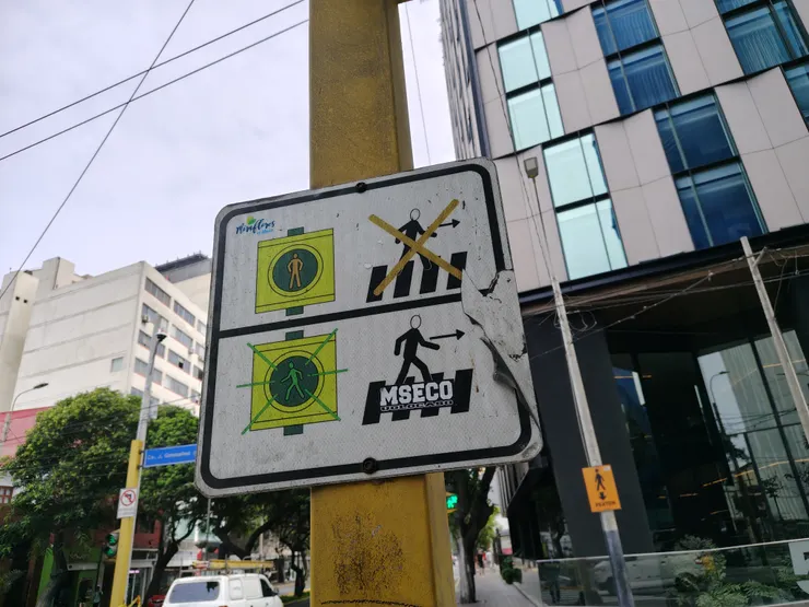 從來沒有想過遵守號誌是需要牌子的