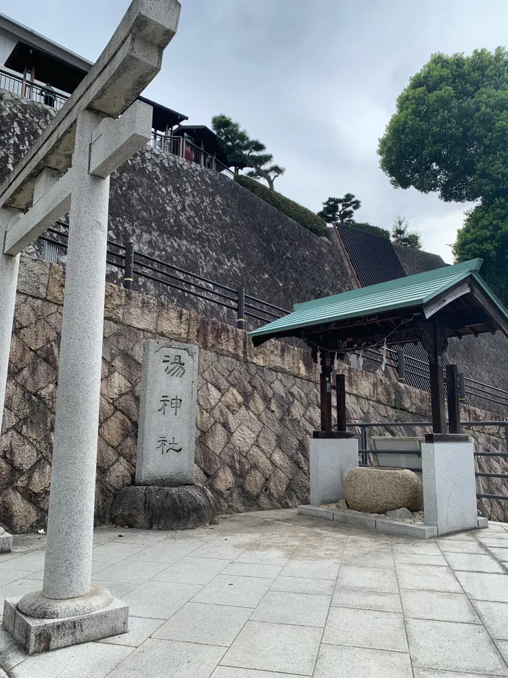 停車場往道後溫泉的路上有一個湯神社，石頭缽裡好多日圓硬幣。