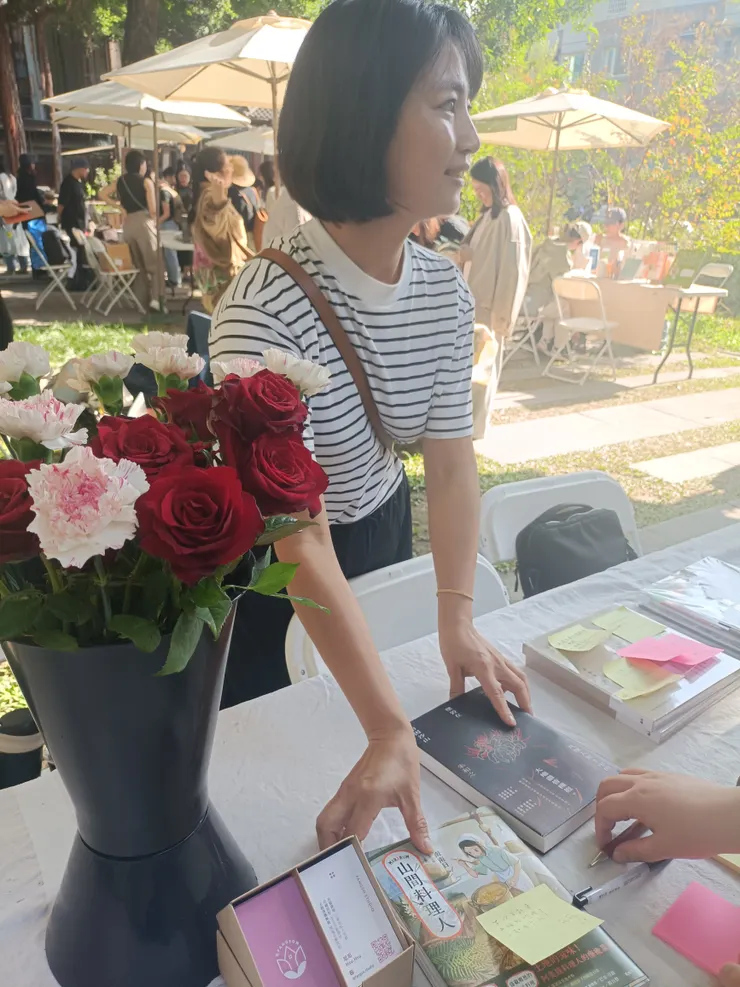 愛花又愛書的攤主