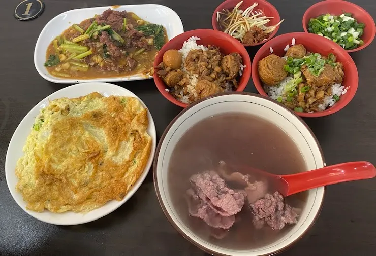 善化牛肉湯、豐富配菜（圖片截圖於網路）