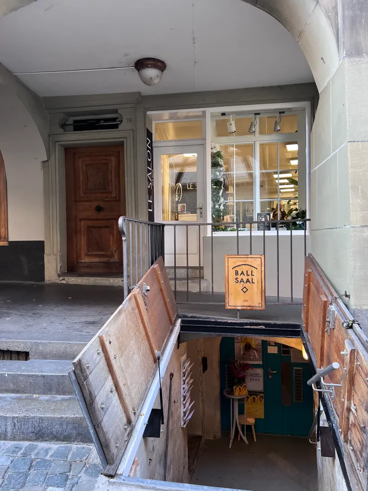 在伯恩，很常看到這種地窖，在從前是當做酒窖使用的地下室，現在幾乎都變成了商店