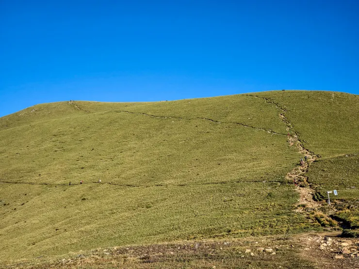接著由嘉明湖走向三叉山