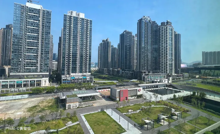 右方遠處半圓形反光的是在興建中的體育館，原本的機場跑道就是在那方向嗎？很好奇竣工後那兒會是怎樣的一個地方。