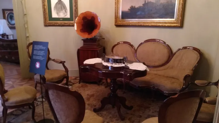 想必是有錢人才有資格入住