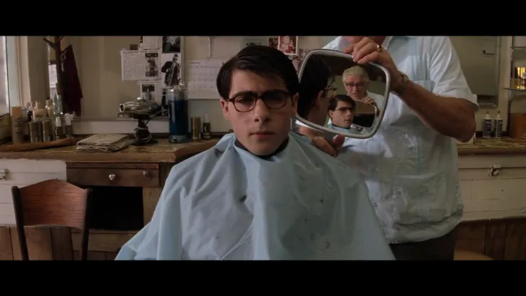 圖 2 Max要求父親讓自己審視背部剪髮後的狀態