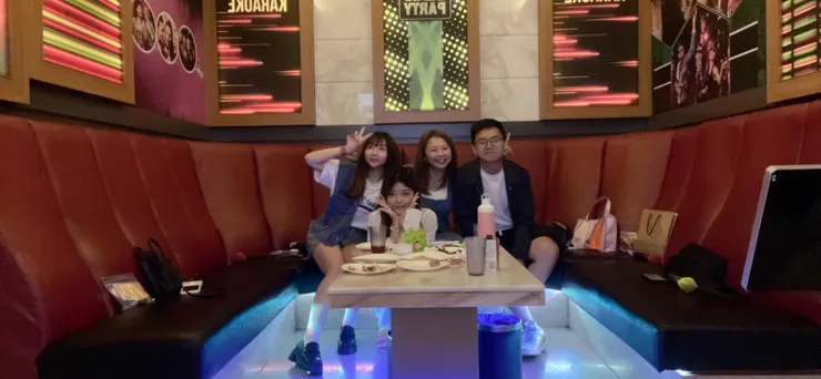 當初確定離開時間後，與手下的小年輕去唱歌的一天 ( 我還記得約的那天是 520 )