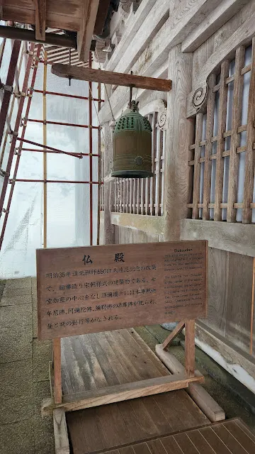 佛殿外部也需要用大帆布遮擋，不然文化財要被雪壓垮啦