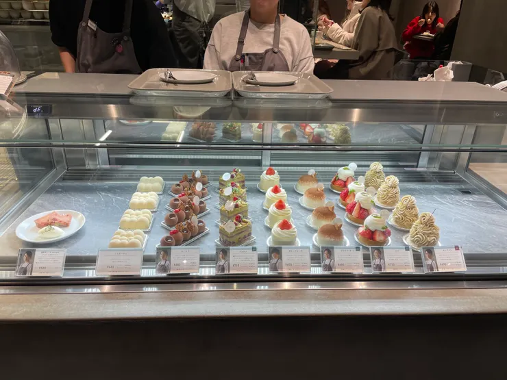 每個蛋糕前面都有創作者的人名跟理念