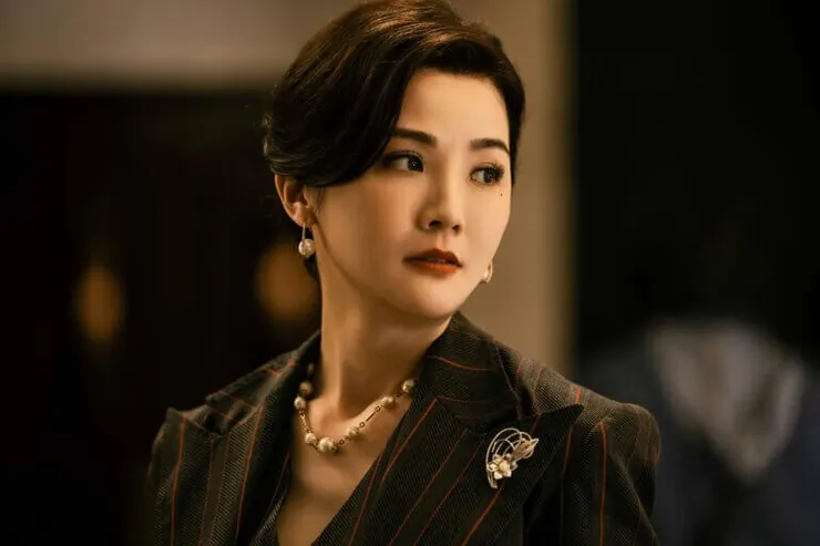 蔡卓妍飾演的張嘉文，雖然掛名集團主席，然而美其名也只是程一言旗下的一顆棋子。（圖／龍祥電影提供）