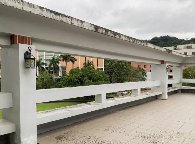 女兒牆高度恰到好處，可以倚靠停留