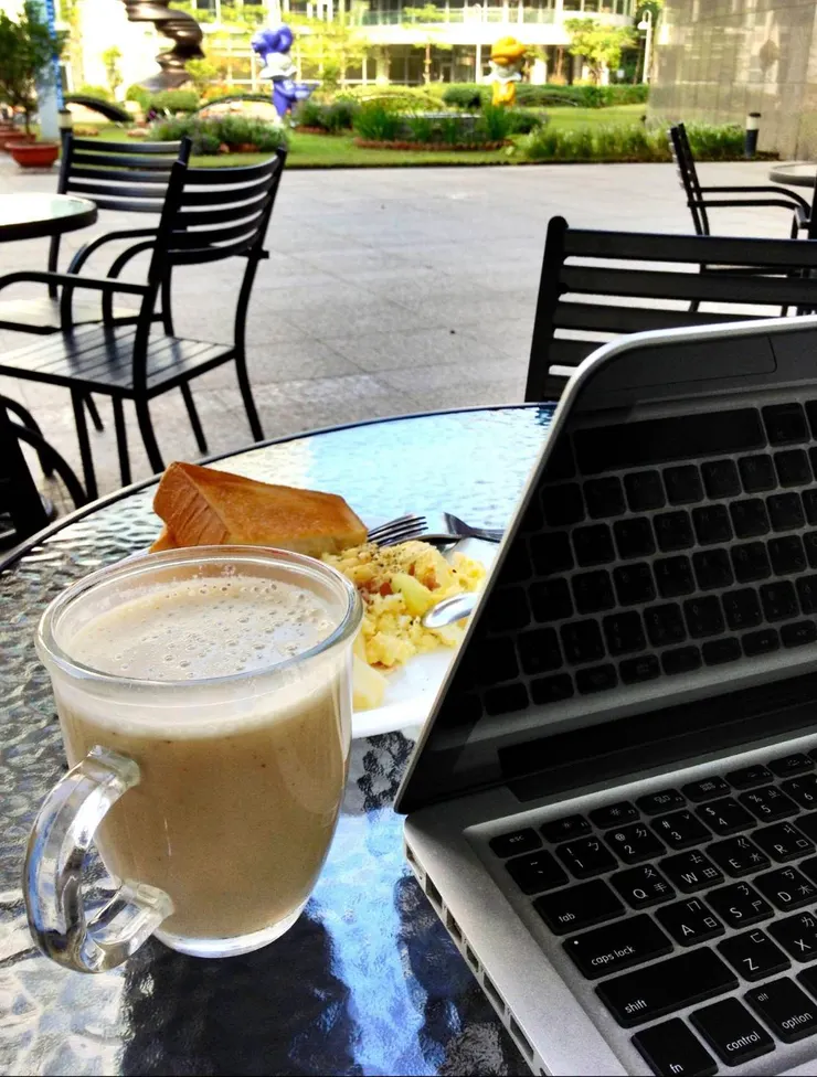 這張照片要傳達的意思是......好像不太會想要在吃摩斯的時候拍個假掰的照片......