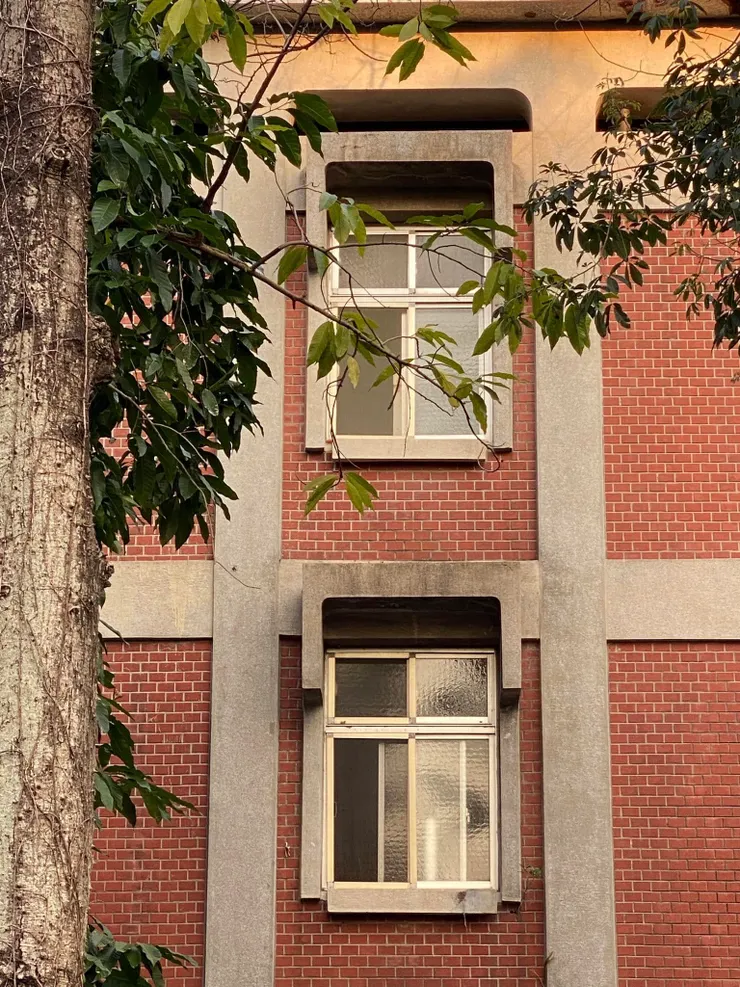 遮陽板與窗台的比例