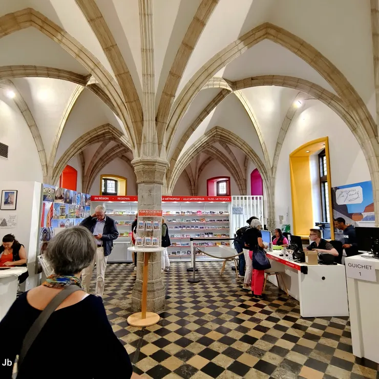 【里烏爾宮前是城市觀光候車站 遊客中心竟如此堂皇令人讚嘆！為買城市觀光大巴車票，進入里烏爾宮內的遊客中心。】