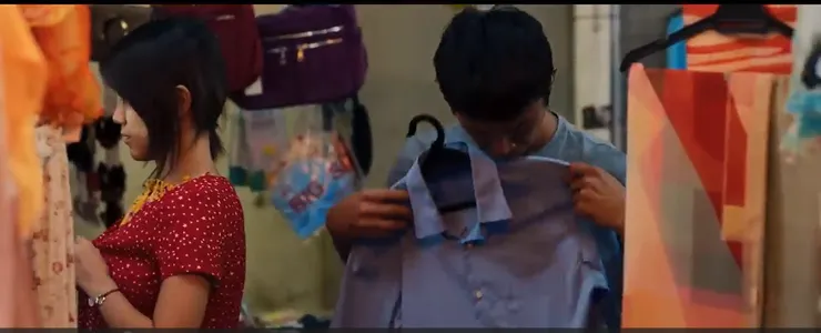 「緬甸妹」跟阿邦逛市場。（Source : YT預告片）