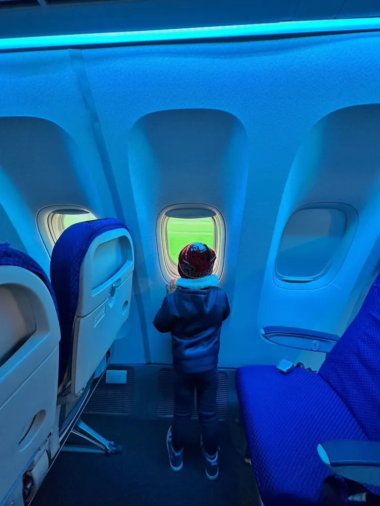 各位旅客~飛機即將起飛 ，請繫好安全帶。